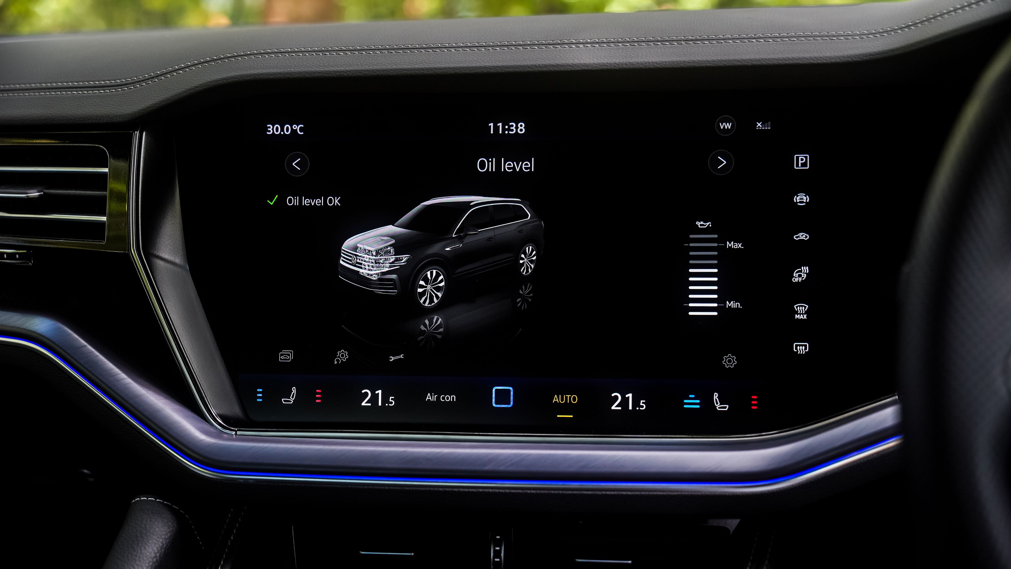 Volkswagen Touareg R-Line | Discover Pro Max infotainment system Car's digital dashboard displaying vehicle information such as oil level and air conditioning settings.