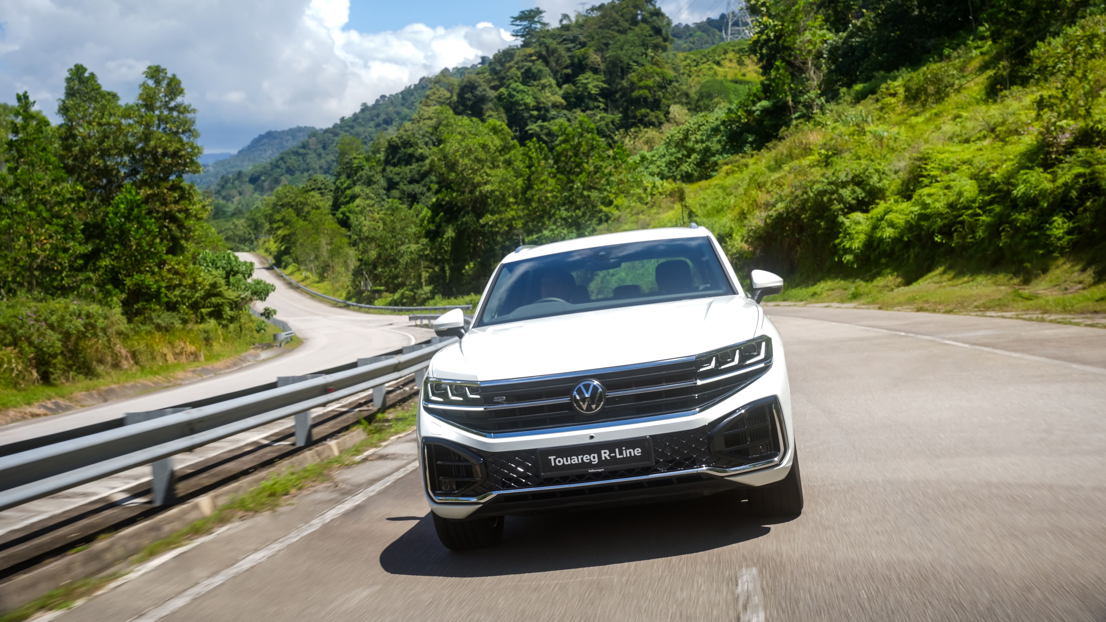 Volkswagen Touareg R-Line | 8-speed automatic transmission A Volkswagen Touareg R-Line, driving on a scenic mountain road.
